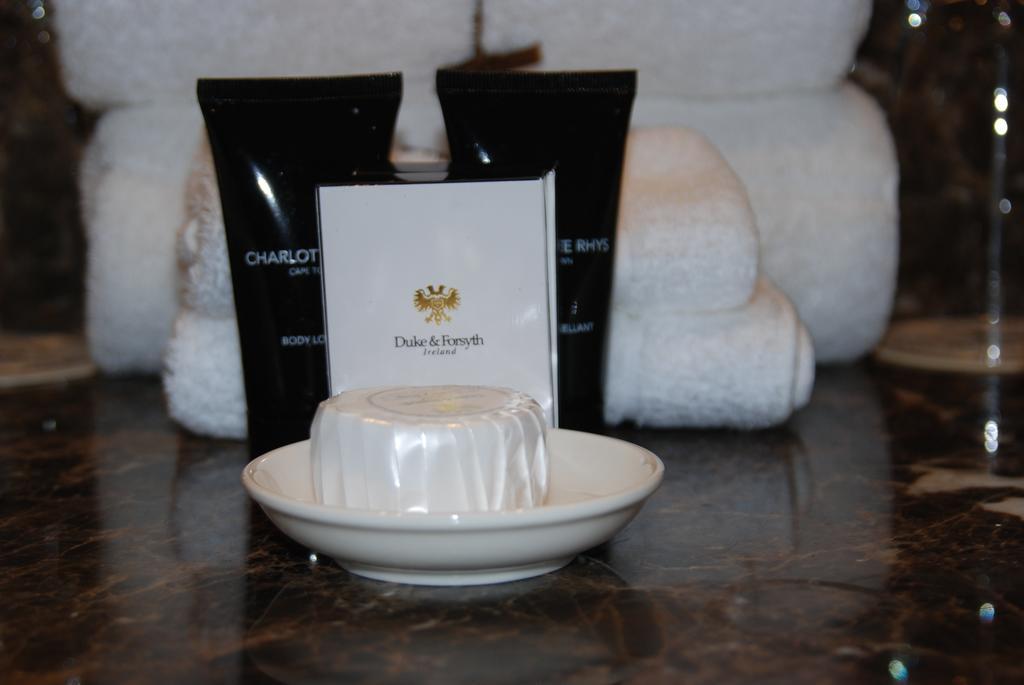 Royal Marang Hotel Phokeng Room photo Charlot toiletries